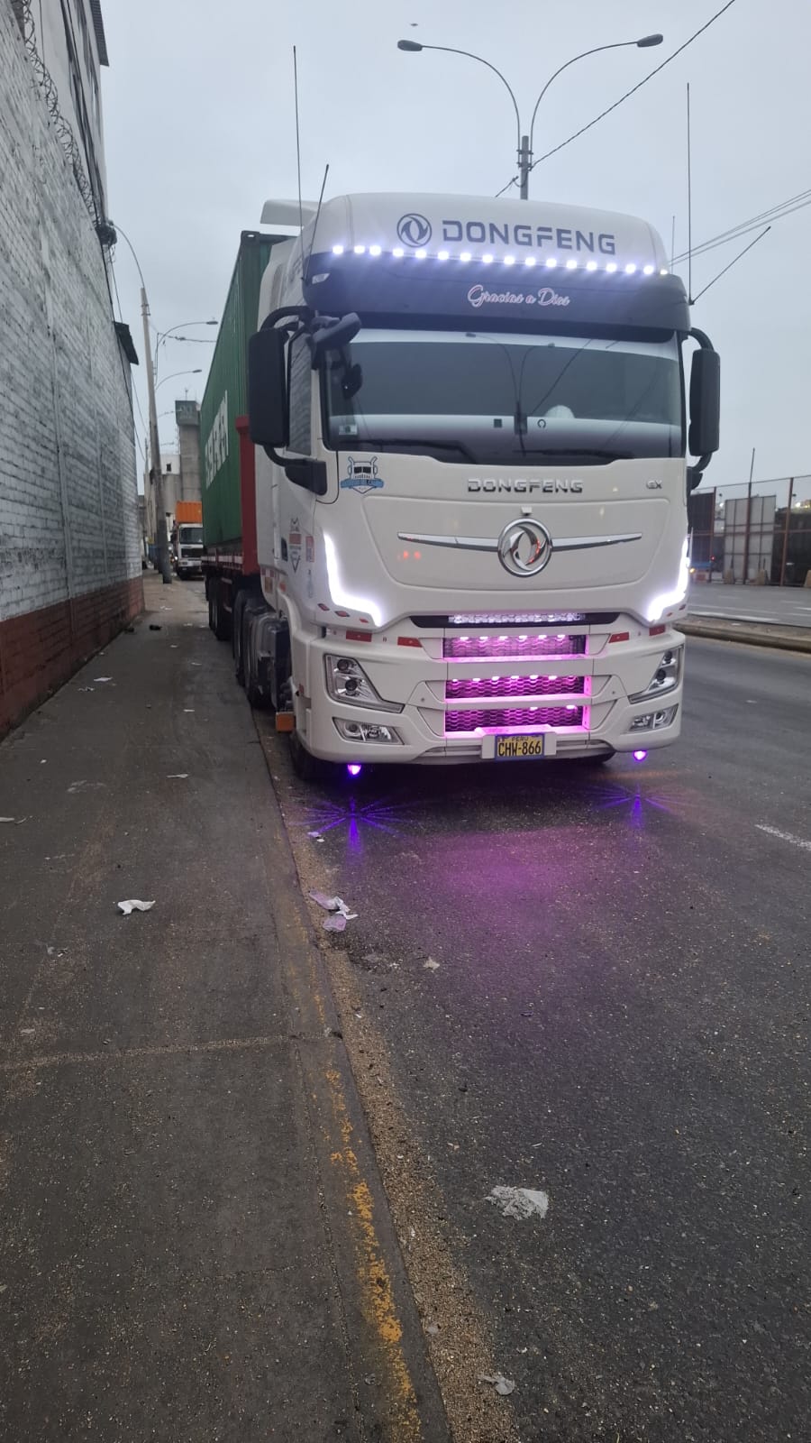 Tractocamión transportando contenedor de carga pesada en Perú